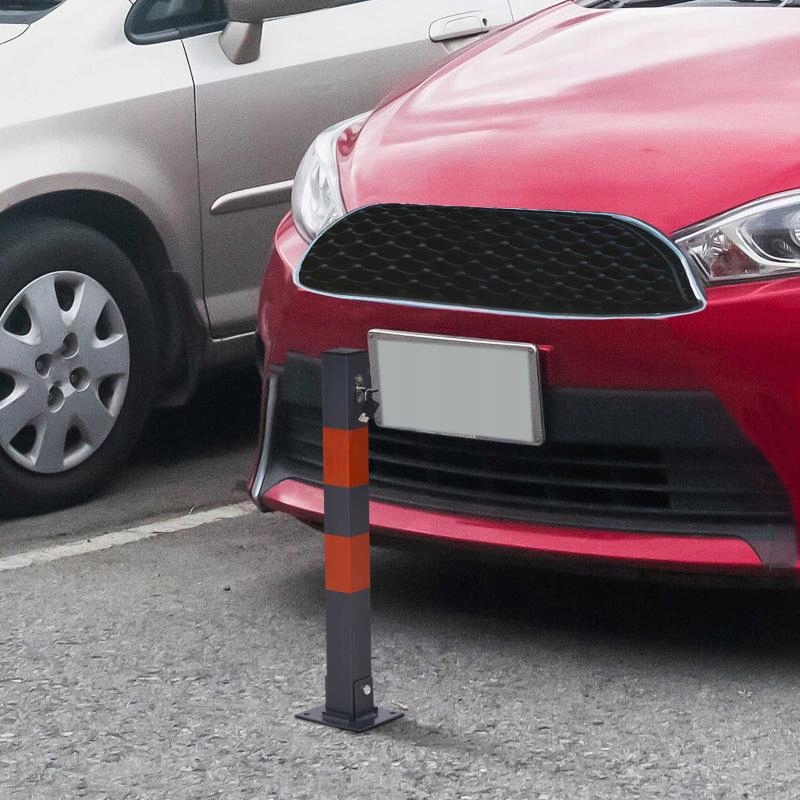 Blokada parkingowa słupek z paskami ostrzegawczymi