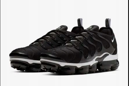 nike vapormax plus black white