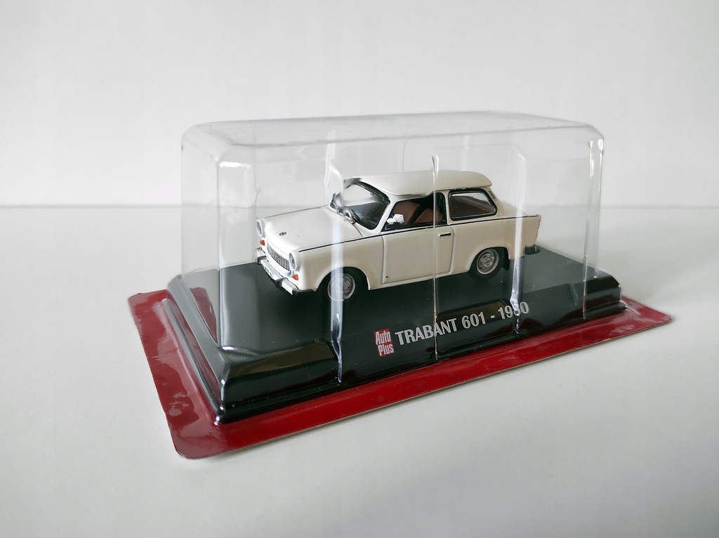 TRABANT 601 1980 DDR IXO AUTO PLUS 1:43