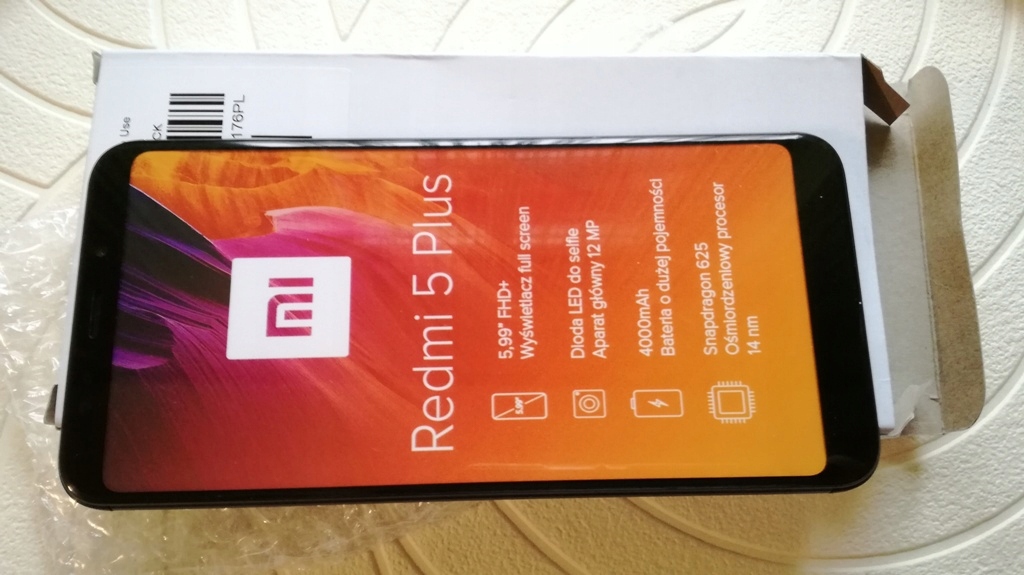 Atrapa telefonu Xiaomi Redmi 5 Plus.