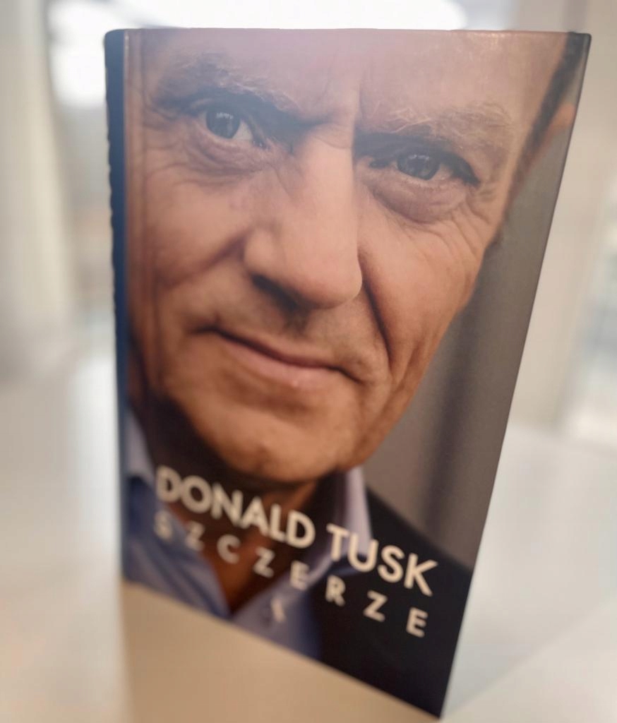 Donald Tusk "Szczerze" z autografem Premiera RP