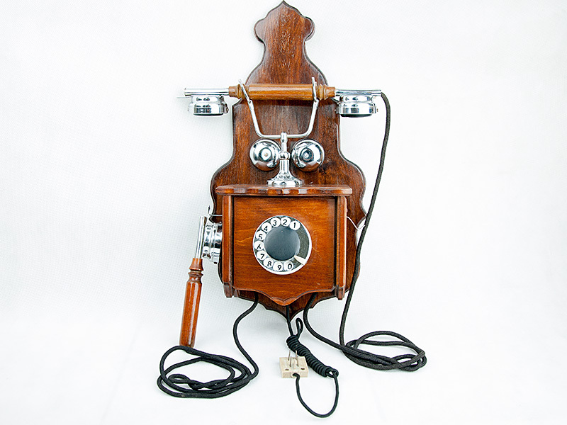 Drewniany telefon z okresu PRL