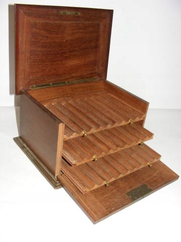 stara drewniana skrzynka do cygar K06668