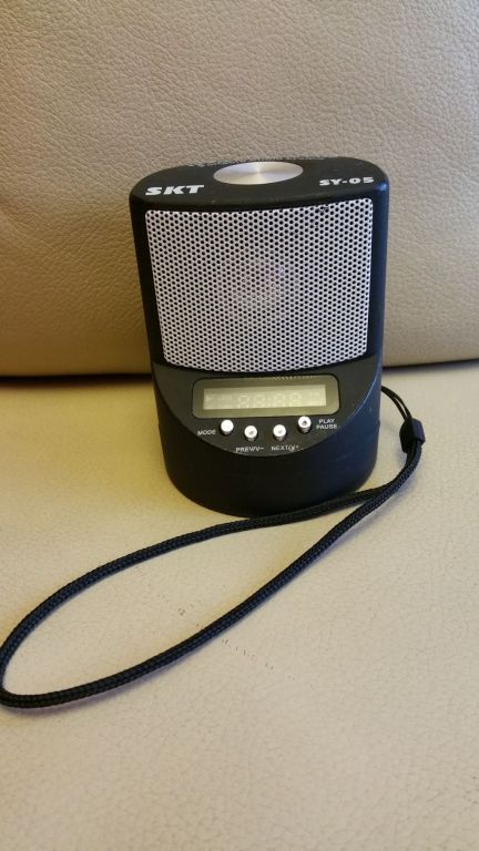 Przenośne radio ładowane przez port USB