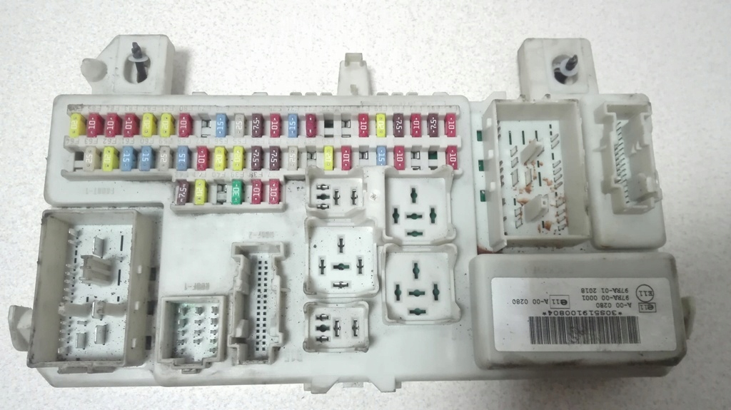 Предохранитель фокус 2 купить. Предохранители Форд c Max. C-Max блок предохранителей. Ford Focus c Max предохранители. Блок предохранителей фокус 3 в салоне.