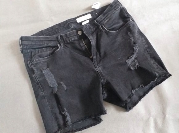 H&M czarne spodenki jeansowe z dziurami L/40