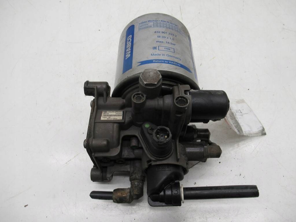 Блок подготовки воздуха ивеко траккер 41285095. Осушитель воздуха iveco 41285095. Влагоотделитель ивеко стралис. Влагоотделитель ивеко стралис. Трубка на осушитель iveco stralis.