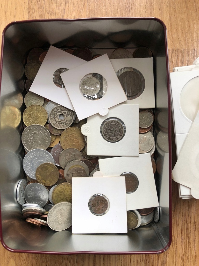 Ponad 100 różnych monet po kolekcjonerze.