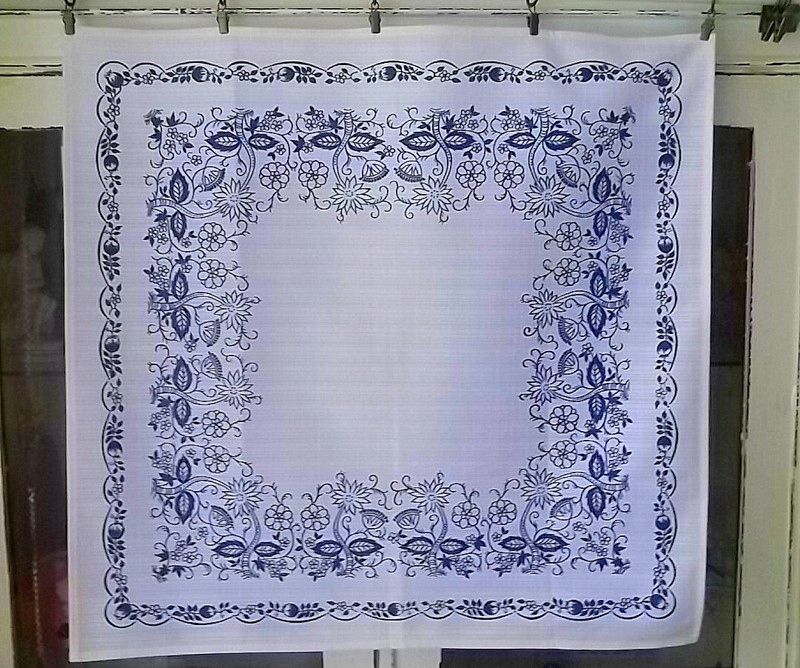Serweta biała z niebieskim motywem 65/65 cm