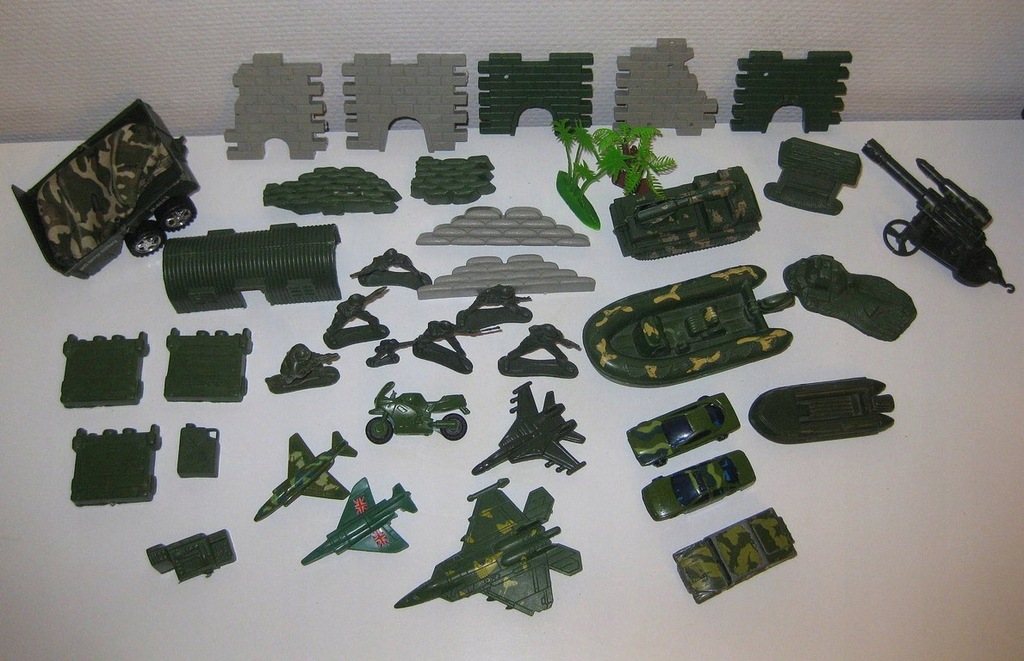 ZESTAW zabawki 40szt. wojsko samoloty samochody