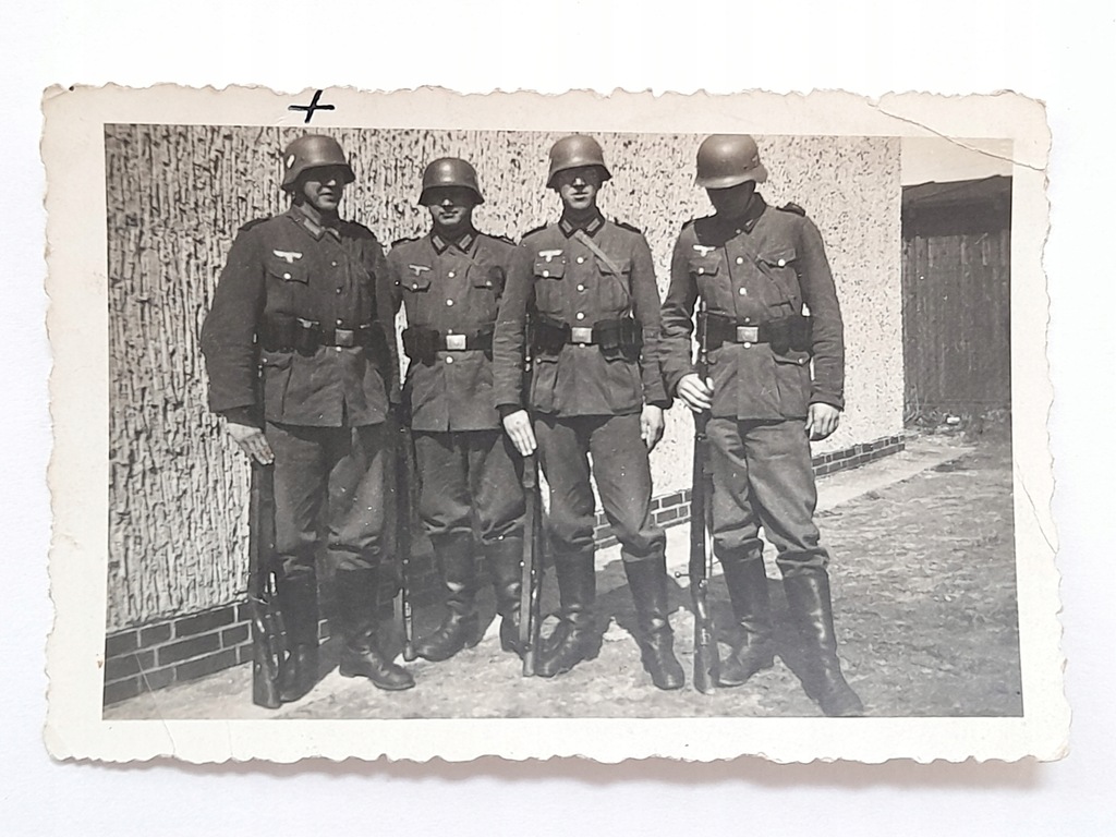 Zdjęcie Wehrmacht żołnierze karabiny hełmy