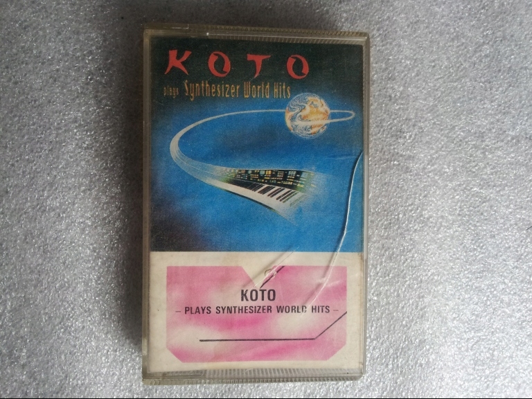 Купить KOTO исполняет мировые хиты на синтезаторе: отзывы, фото, характеристики в интерне-магазине Aredi.ru