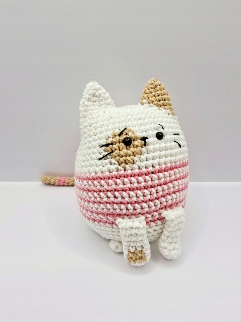 Gruby kot kotek wykonany na szydełku rękodzieło amigurumi maskotka