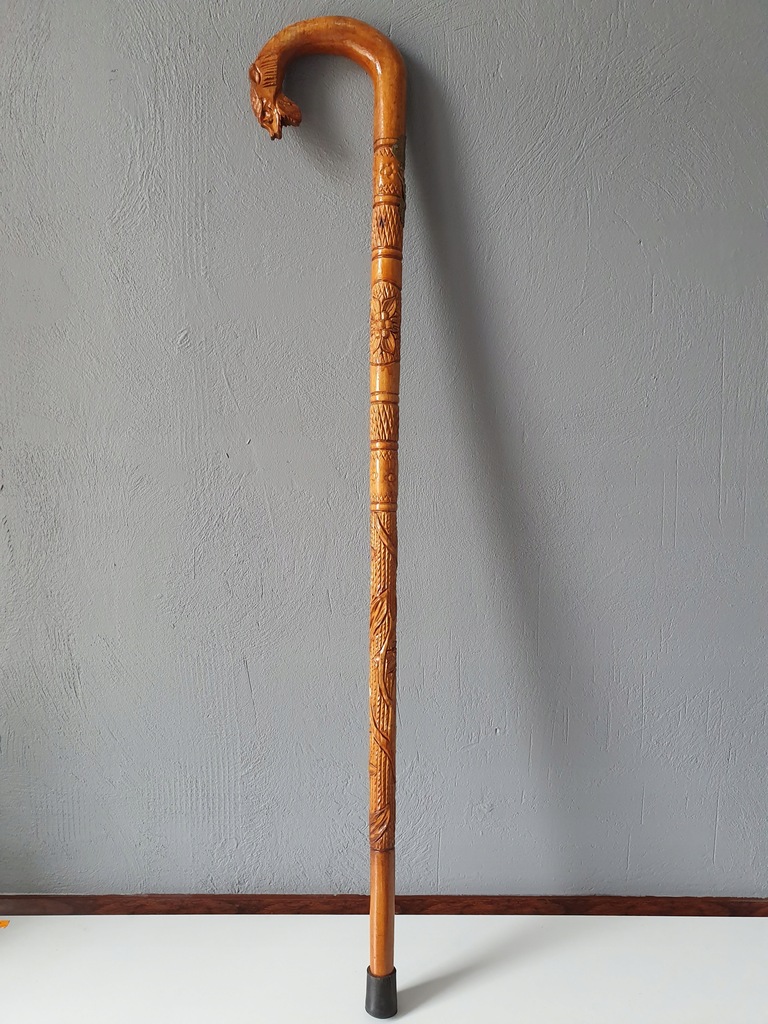 Drewniana rzeźbiona laska do chodzenia
