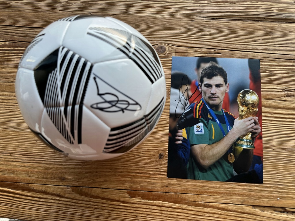 Piłka adidas z autografem Ikera Casillasa i zdjecie z autografem