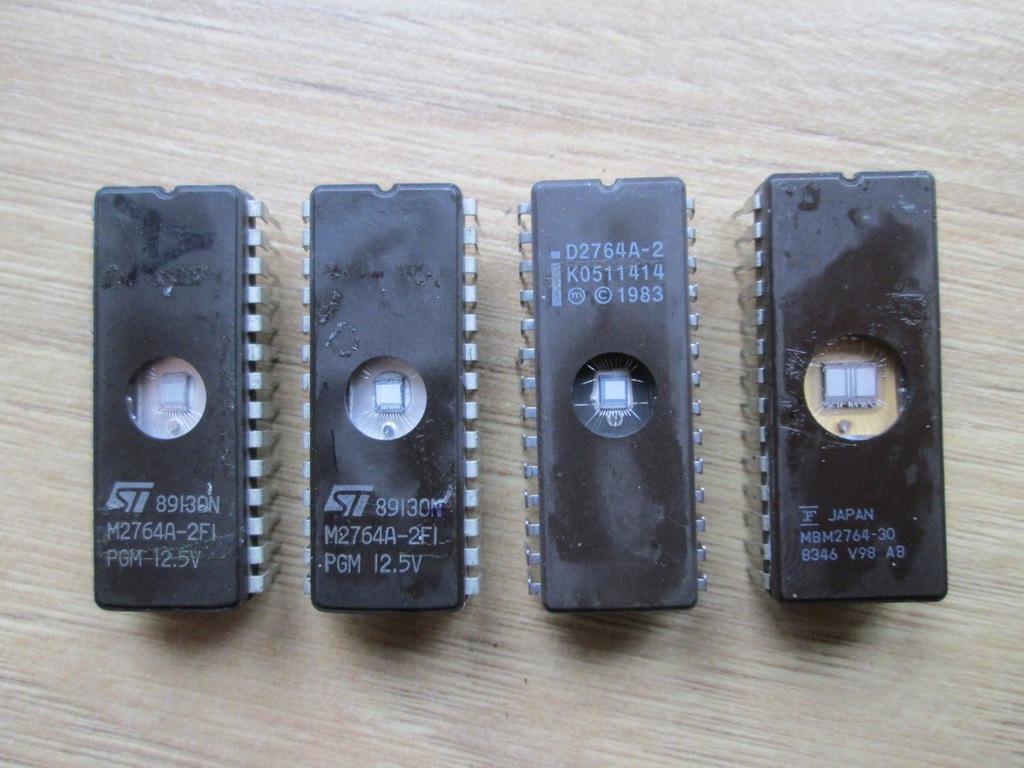 Pamięć EPROM 2764 - skasowana.