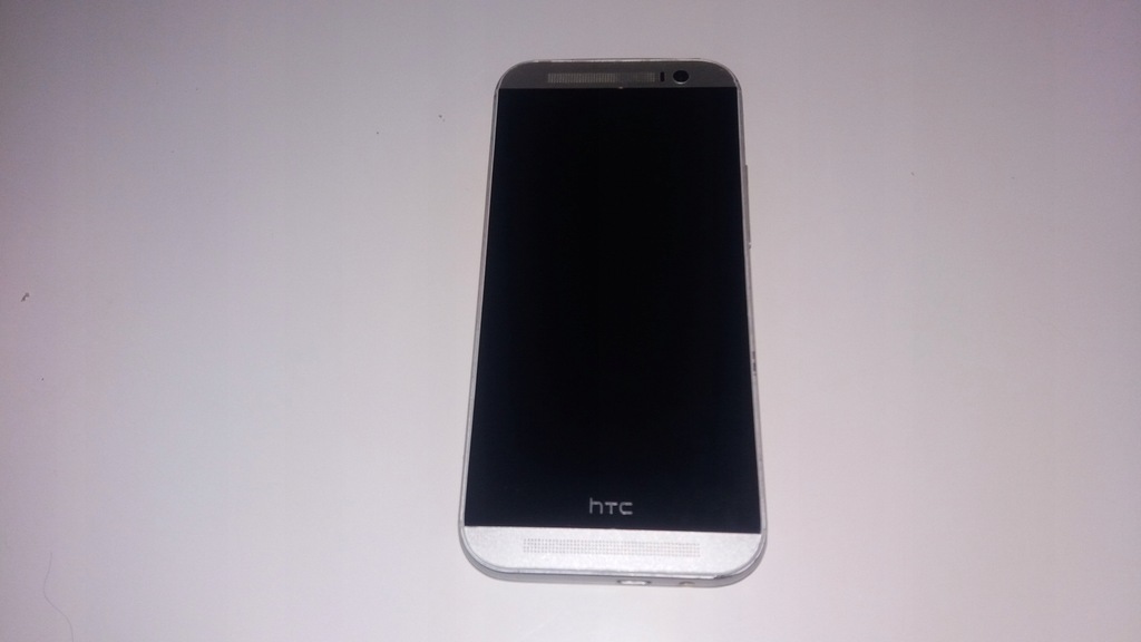Smartfon HTC One M8 OPKV100 nie włacza się cały
