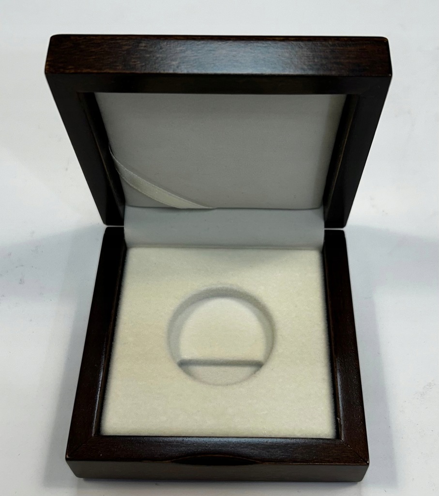 146. Drewniane pudełko na monetę, 37 mm