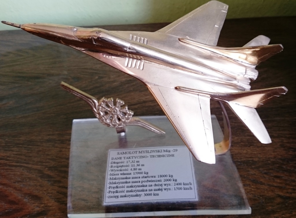 MIG-29 metalowy model na podstawce