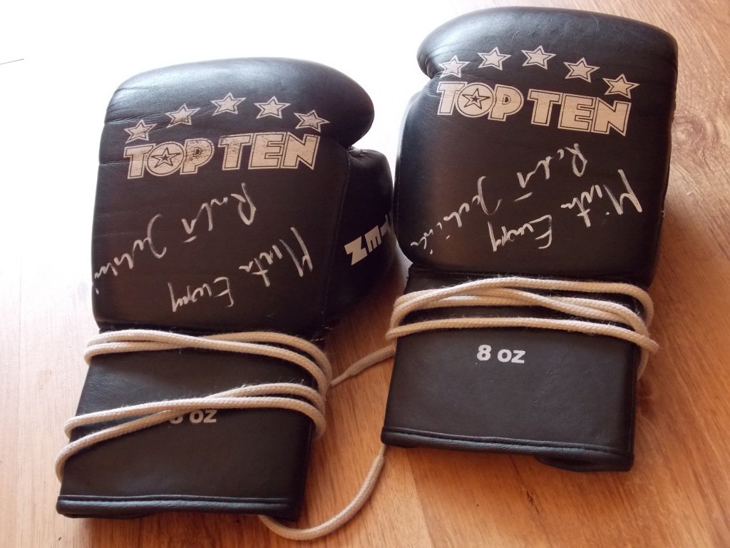 Rękawice bokserskie z autografami