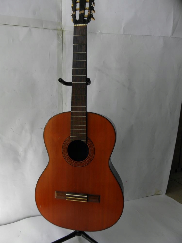 Gitara klasyczna uszkodzona wystawa stojak THOMANN