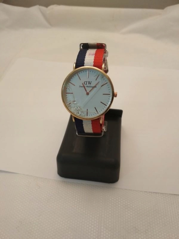 ZEGAREK DANIEL WELLINGTON 0102DW PĘKNIĘTE SZKIEŁK