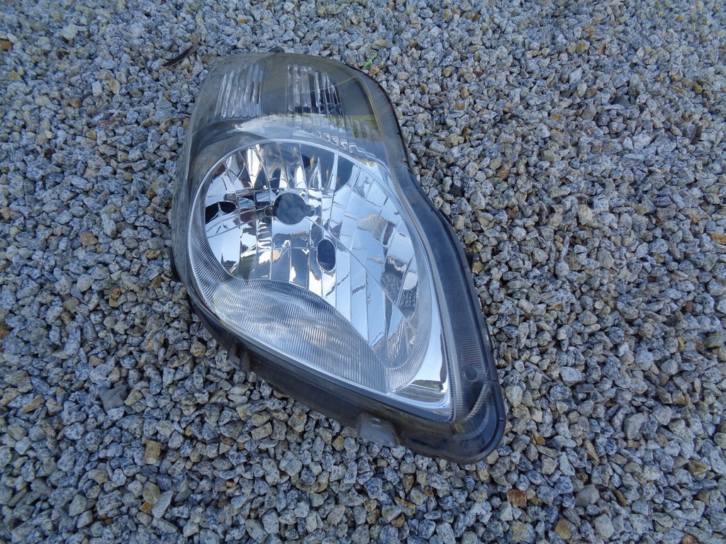 LAMPA PRAWA PRZÓD PRZEDNIA TOYOTA YARIS II 2 LIFT