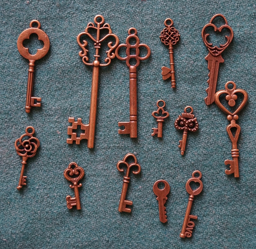 Ozdobne metalowe klucze 13 sztuk, vintage
