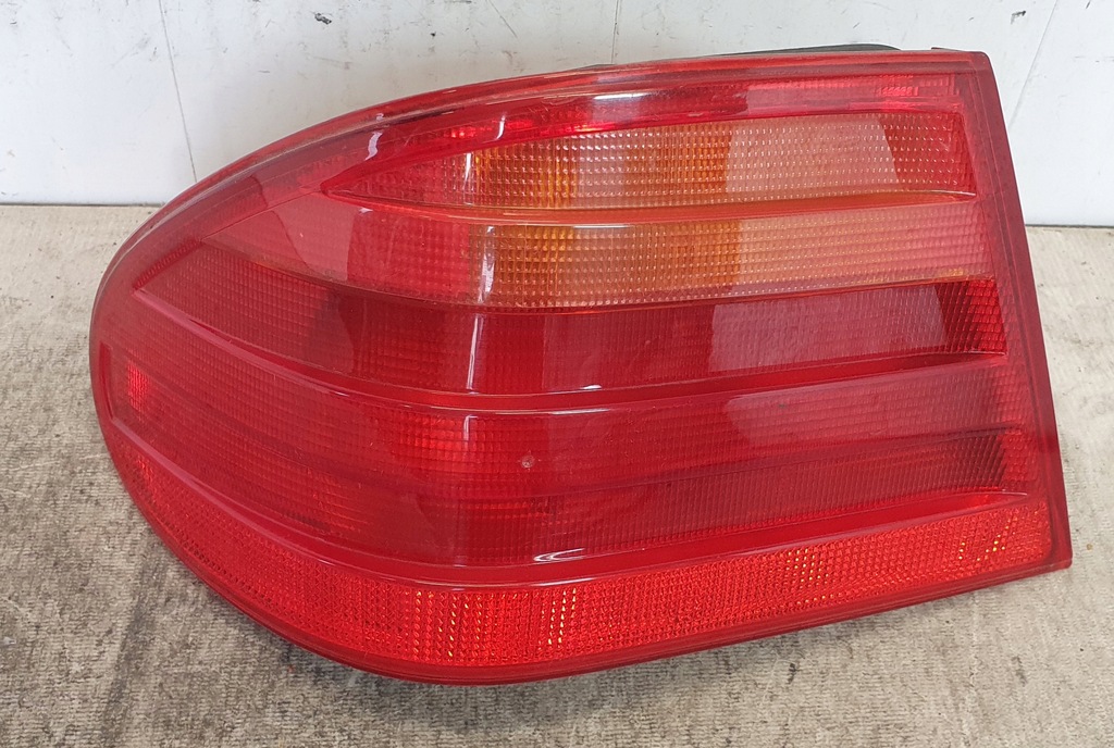 LAMPA TYŁ TYLNA LEWA MERCEDES W210 SEDAN ORYGINAŁ EUROPA