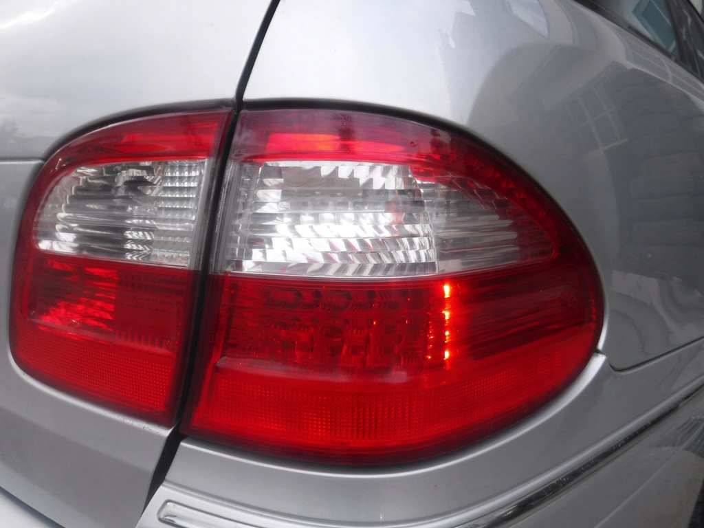Mercedes W211 Kombi lampa prawa tyl w blotnik LED
