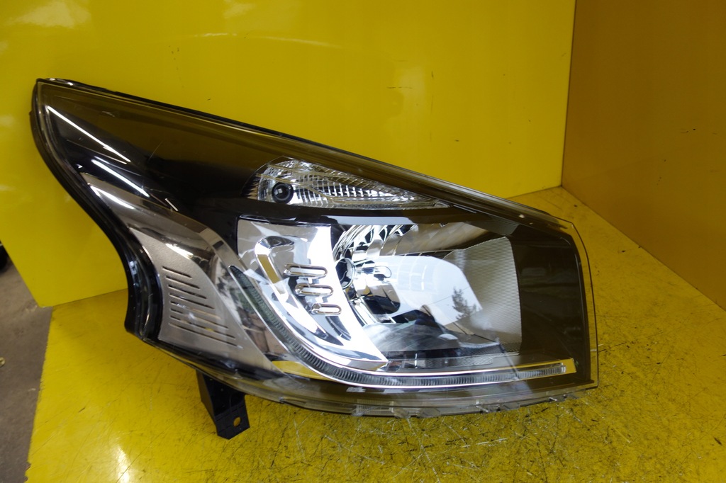 LAMPA REFLEKTOR PRAWA RENAULT TRAFIC 3 III VIVARO