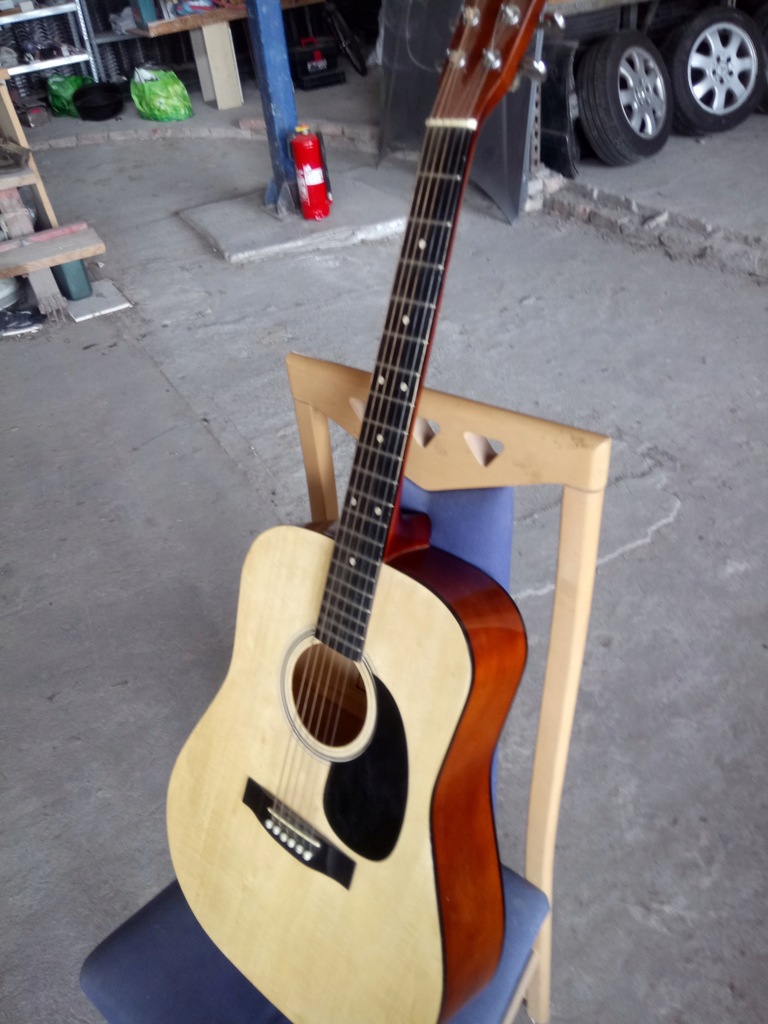 Gitara AVENUE, model MG014.