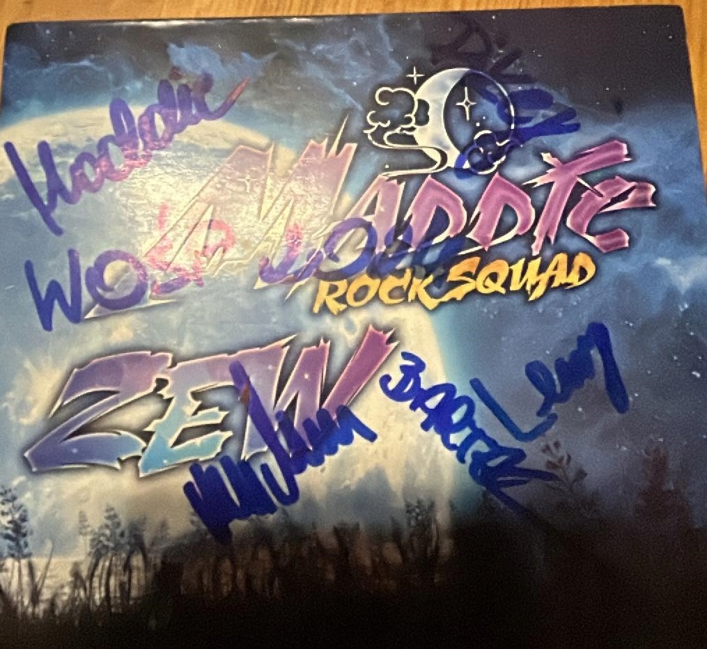 Płyta zespołu Maddie Rock Squad z autografami