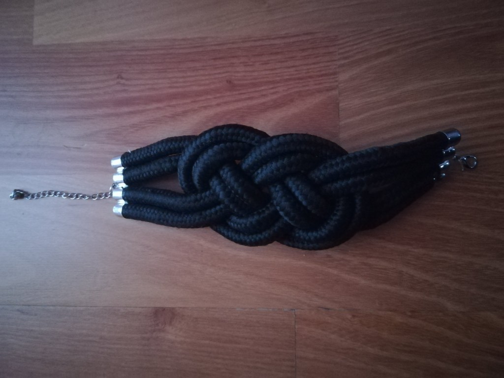 Czarna bransoleta ze sznurków
