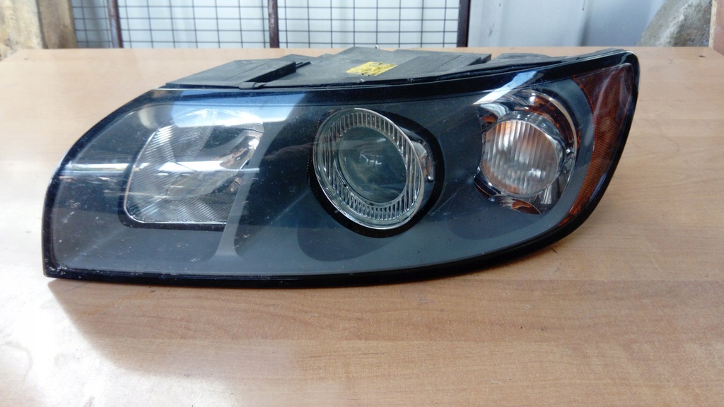 Lewy reflektor lampy volvo s40 v50 30698879 8288951140