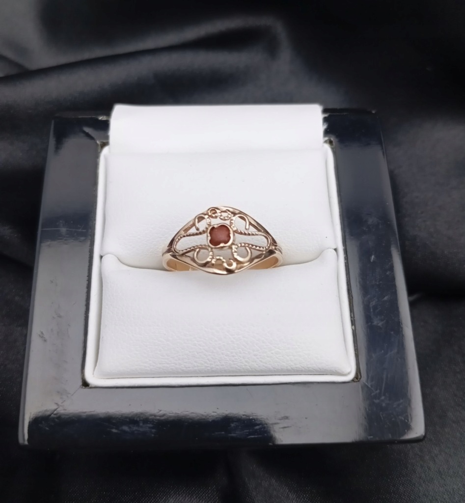 Delikatny Złoty Pierścionek z Brązowym Oczkiem