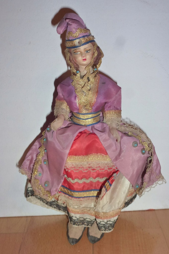 Stara lalka kolekcjonerska bałkańska