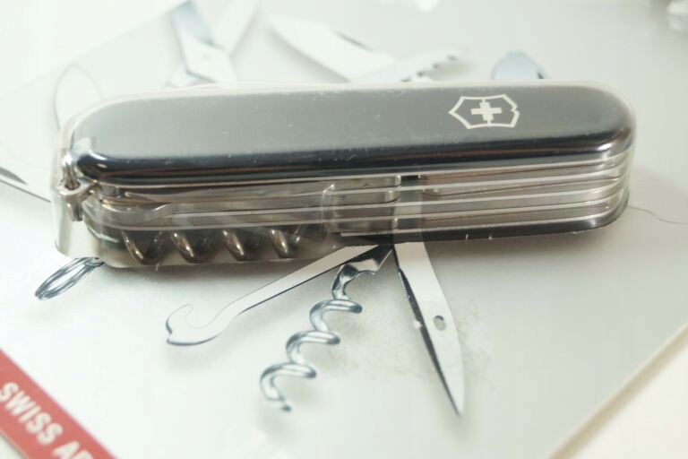 SCYZORYK VICTORINOX HUNTSMAN CZARNY 15W1 1.3713.3