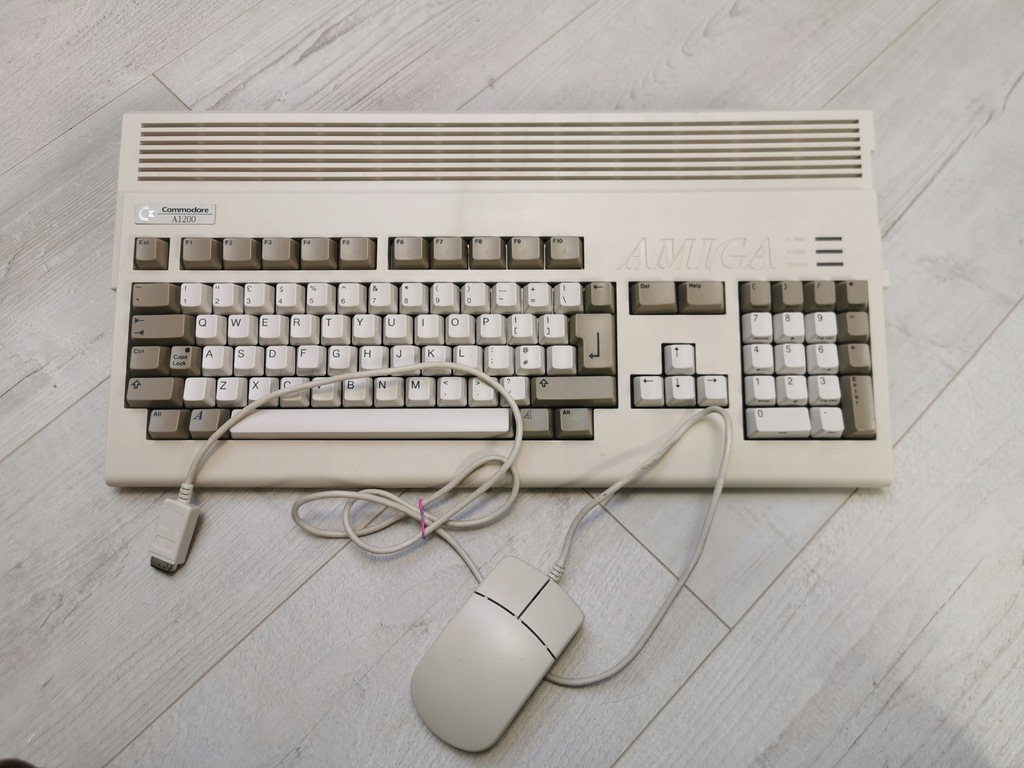 Amiga 1200 + CF. Piękny stan.