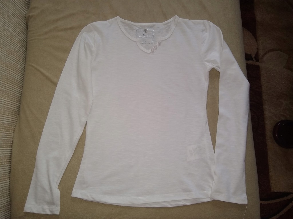 5.10.15 biały t- shirt z guziczkami