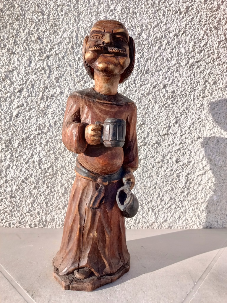 Figurka sztuka ludowa mnich z kuflem piwa rzeźba w Drewnie Syg A MAY 1992
