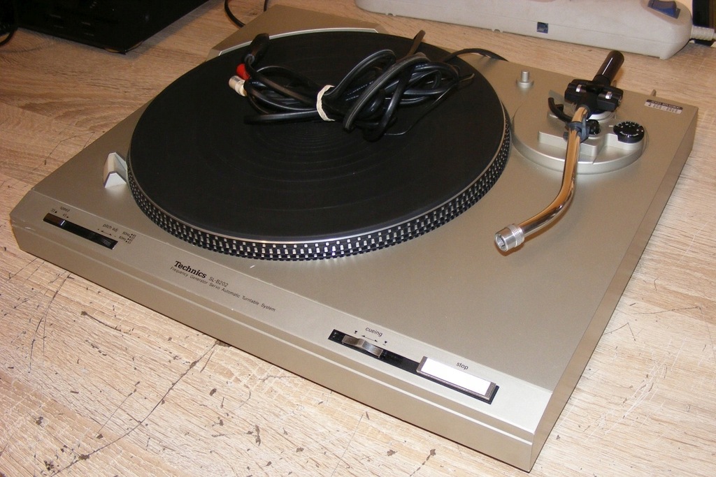Gramofon Technics SL B202