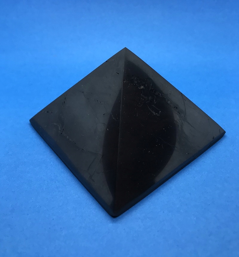 Szungit Piramida polerowana 44 mm