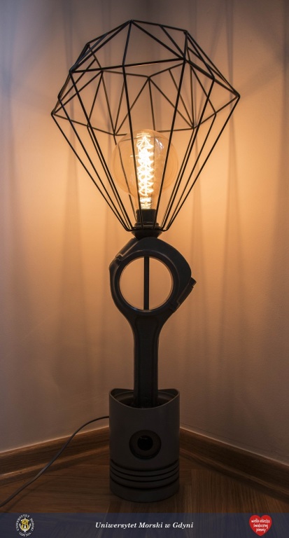 Marynistyczna lampa stojąca