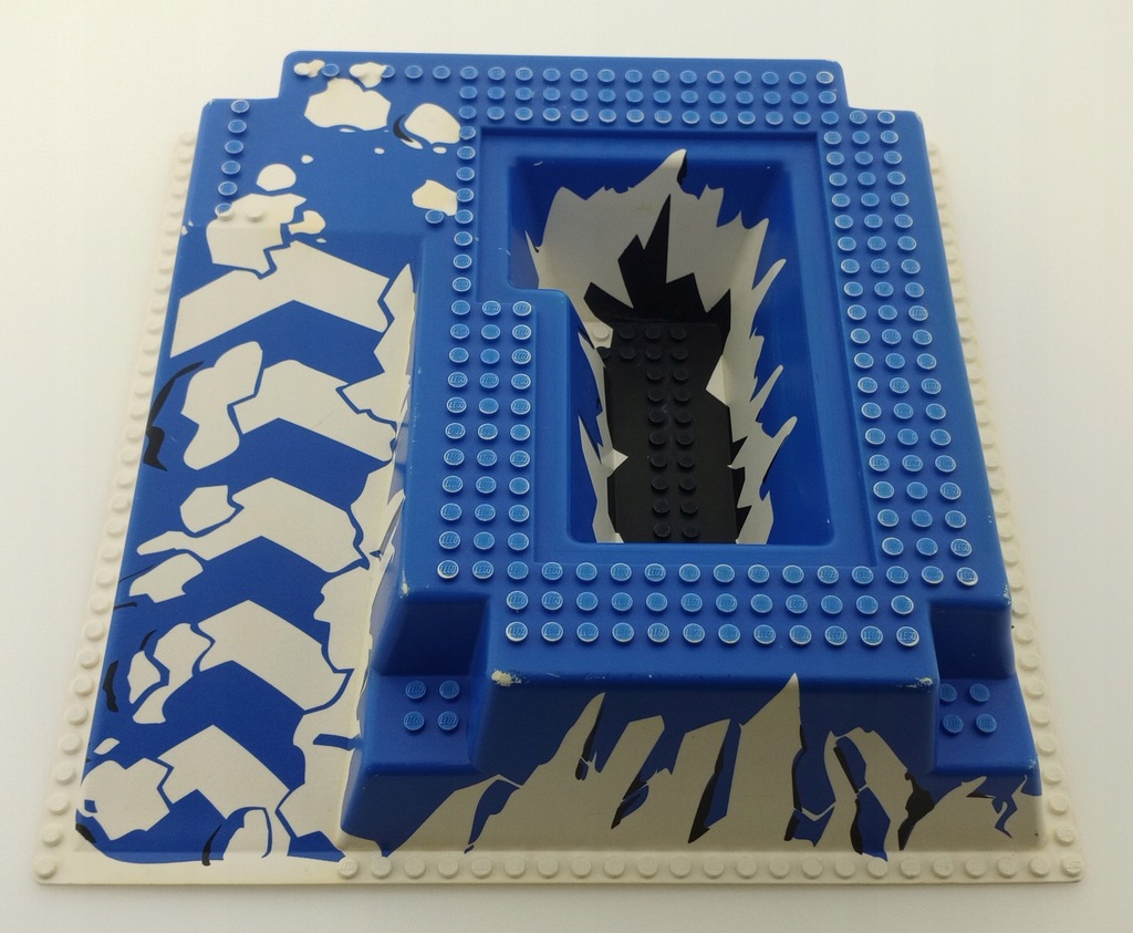 LEGO 2552px1 Baseplate Raised 32x32 with Ramp Pit with Ice Pattern OUTLET