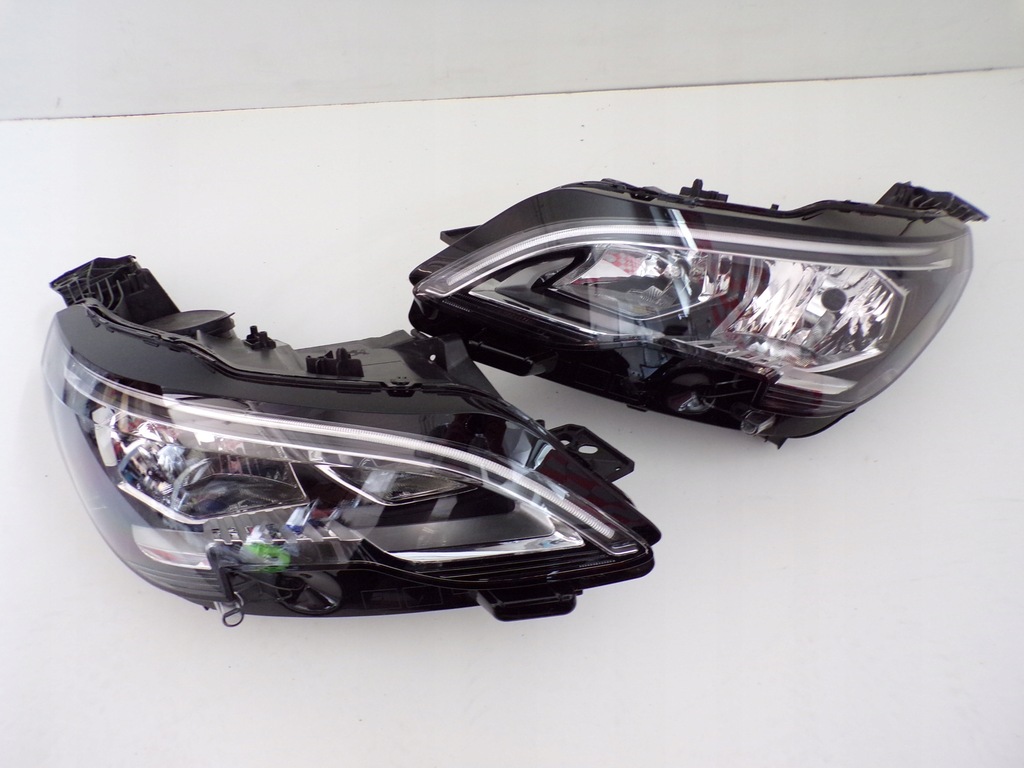 REFLEKTORY LAMPY PRZÓD PEUGEOT 3008 5008 2 LED EU