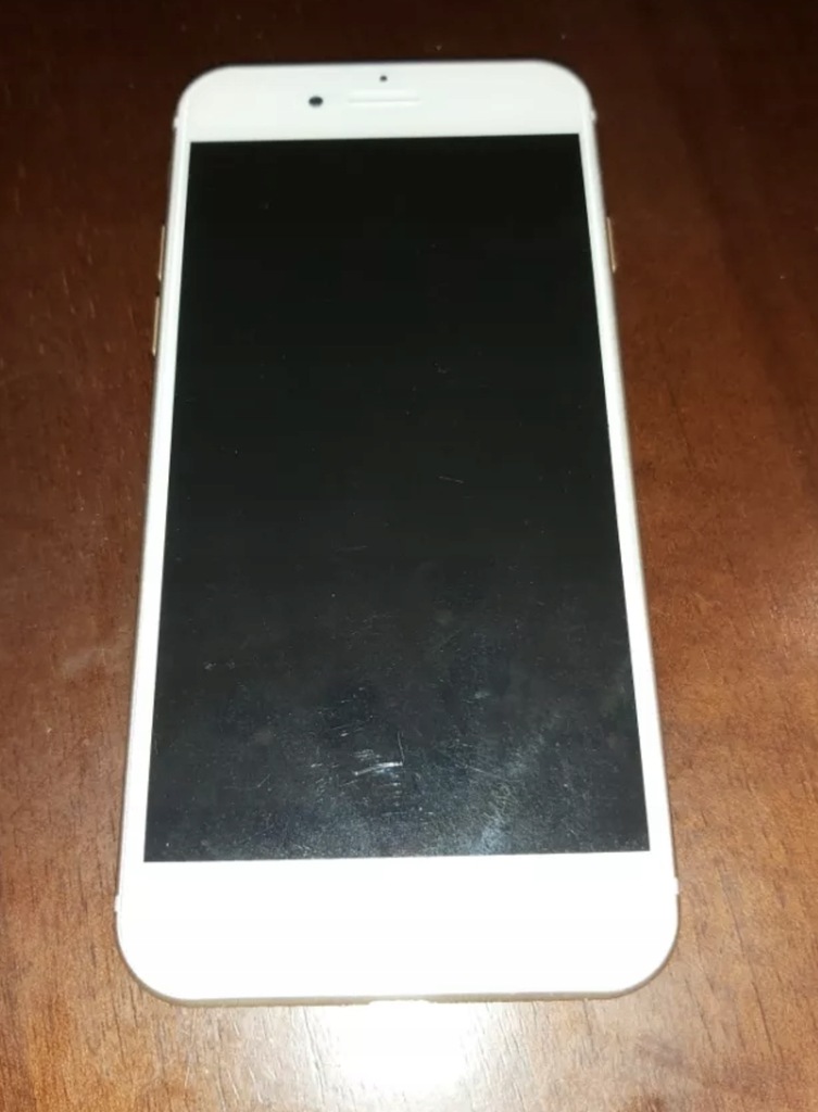 Atrapa iPhone 7 używana do zdjęć złota