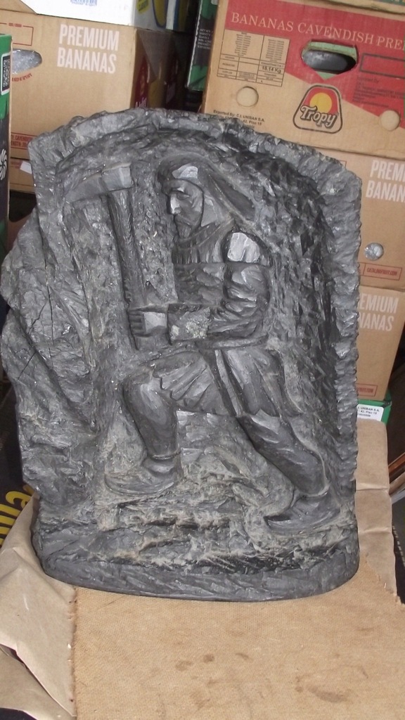 rzeźba wykonana z bryły węgla kamiennego