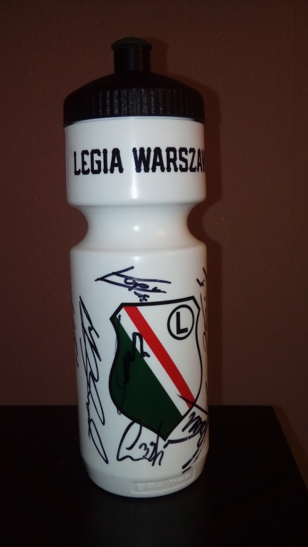 Legia Warszawa - bidon -autografy- aukcja dla Kuby