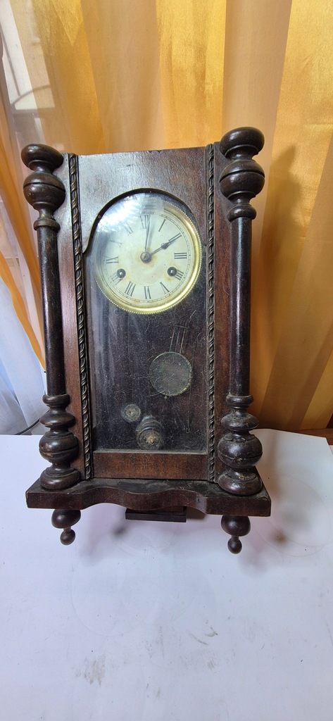 Zabytkowy piękny drewniany zegar z mechanizmem